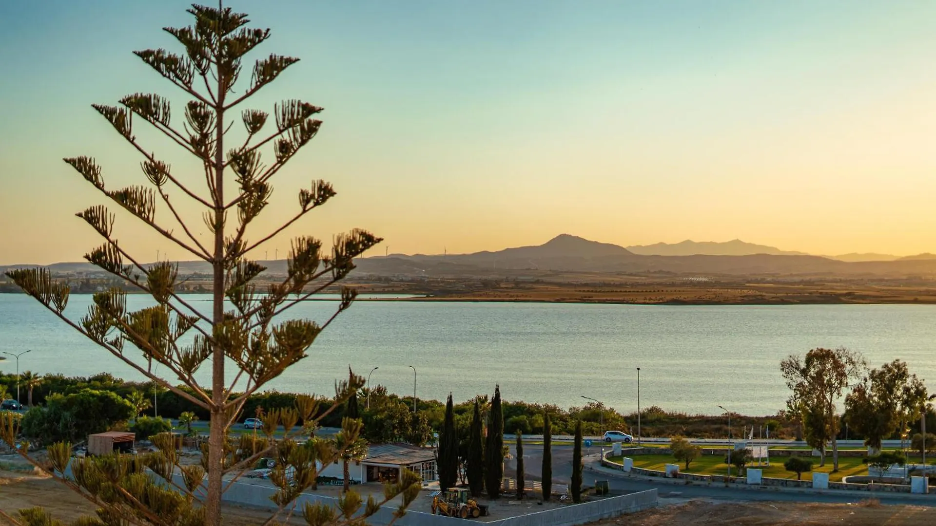 Majestic Sunset Salt Lake Views 300M From Beach Larnaca Apartment