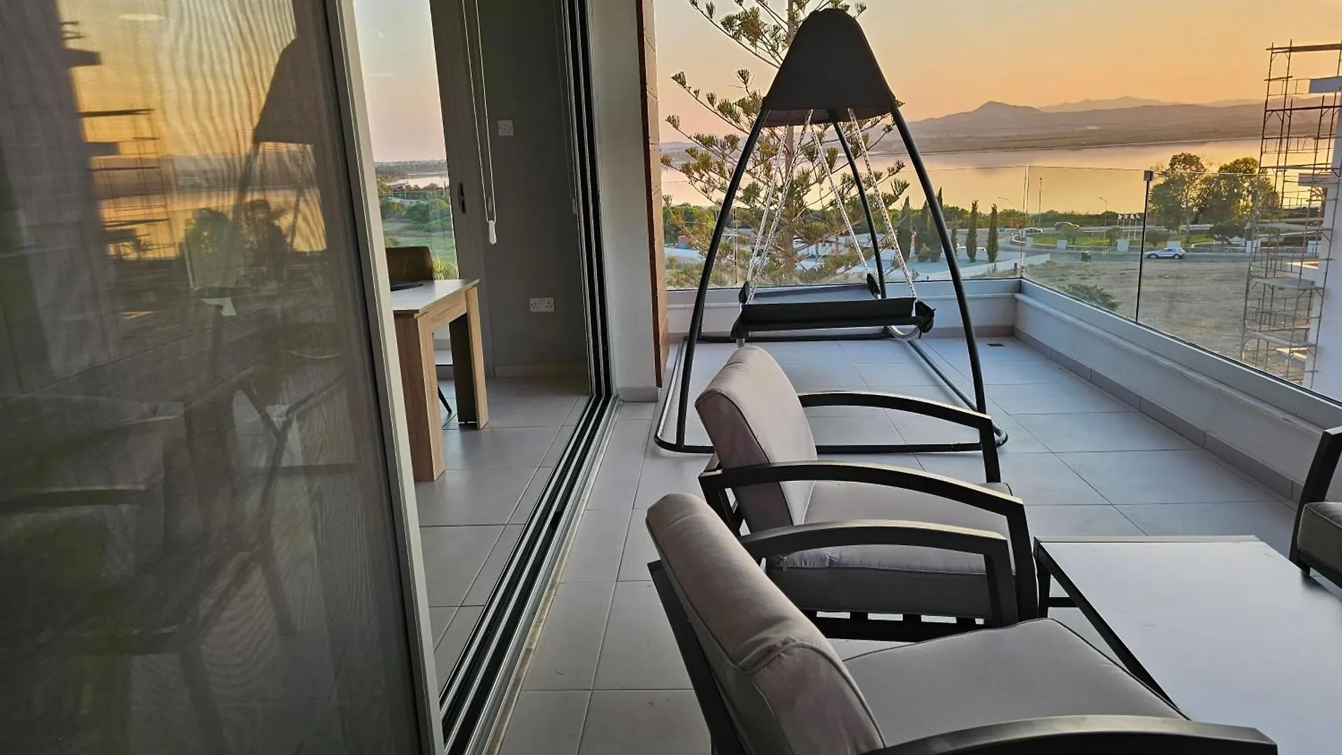 Majestic Sunset Salt Lake Views 300M From Beach Larnaca Cyprus