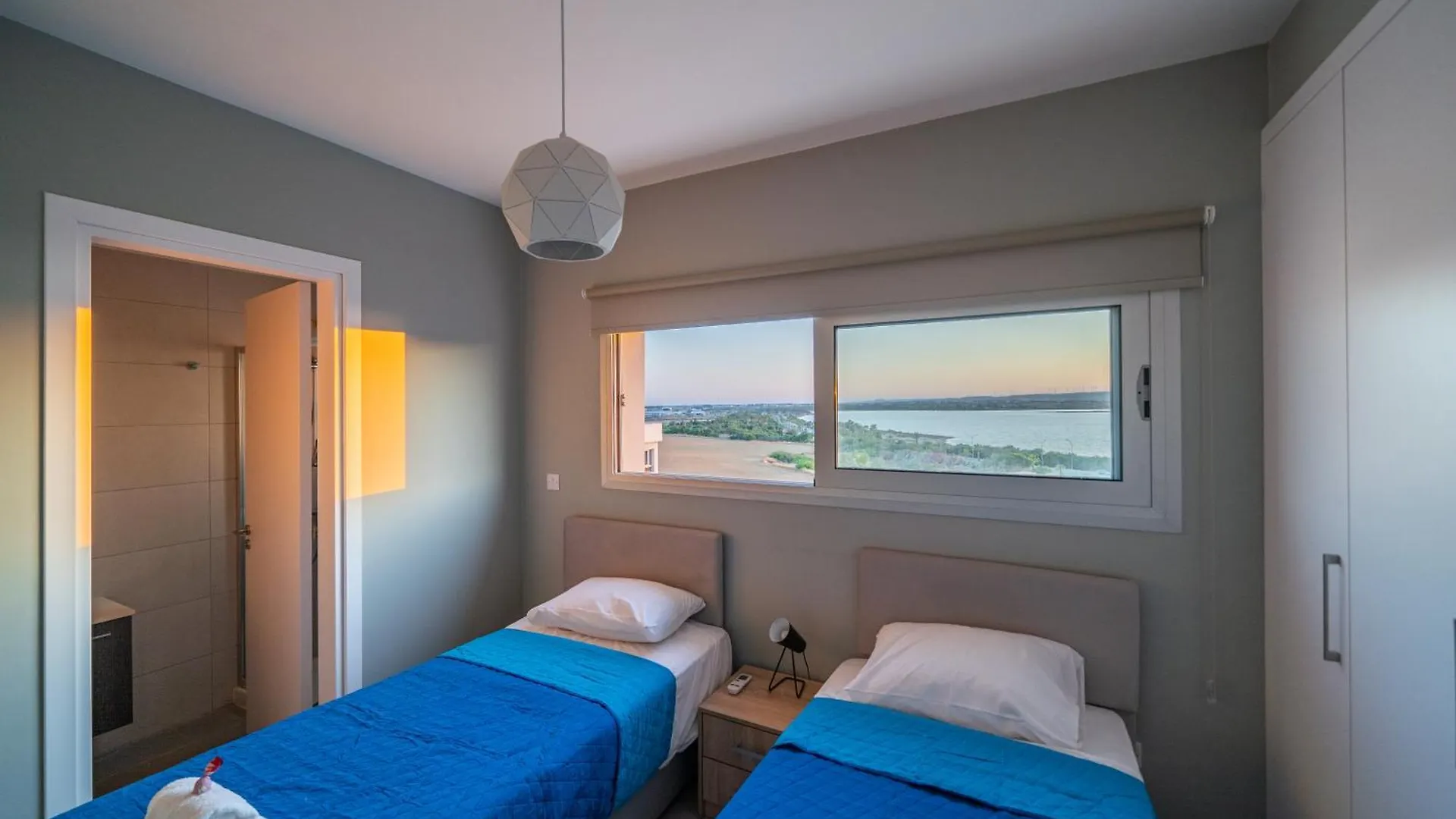 Majestic Sunset Salt Lake Views 300M From Beach Larnaca