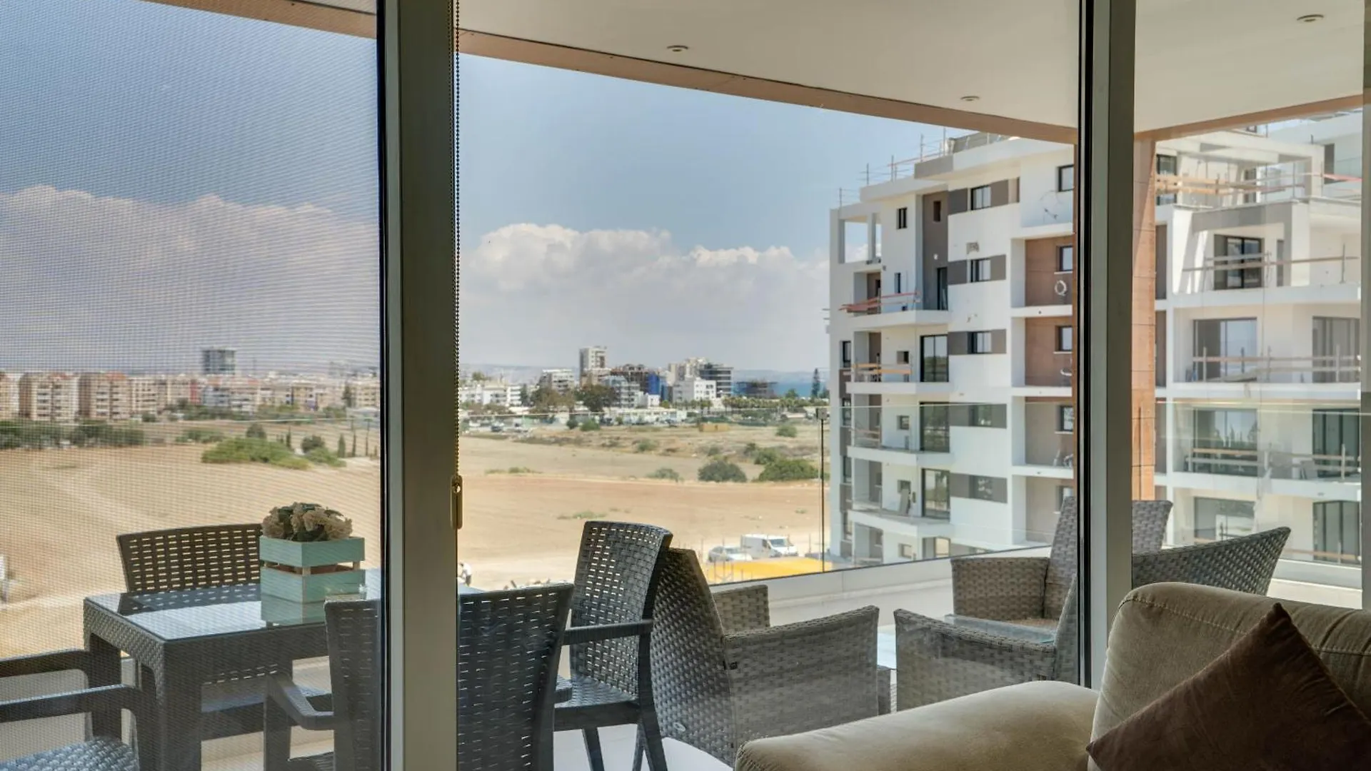 Apartment Majestic Sunset Salt Lake Views 300M From Beach Larnaca Cyprus